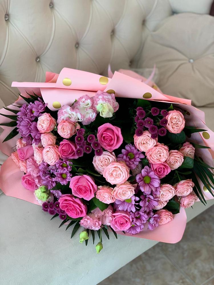 Букет цветов из: Хризантемы, Розы и Лизиантусы в Караидель