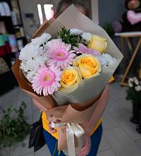 Букет цветов из:  Герберы, Розы и Хризантемы в Караидель