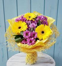 Букет цветов из:  Хризантемы и Герберы в Караидель