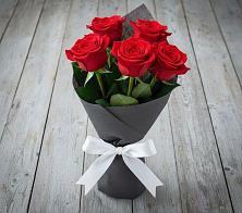 Букет 5 Красных роз Эдлесс Лав в Караидель