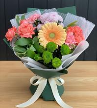 Букет цветов из:  Гвоздики, Розы, Герберы и Хризантемы в Караидель